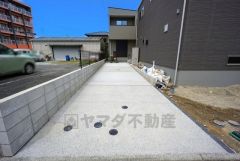 カースペースは縦列2台分を確保＾＾マイカー用に、お客さま用に、余裕を持ってご利用いただけます。