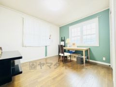 2階南側約7.2帖の洋室です。