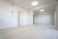 リビングは広々とした設計で、家族が集い、寛ぐ暮らしの空間を演出しています。