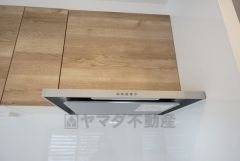 コンロ上には換気扇完備＾＾調理時の蒸気や匂いが換気扇に誘導され、効率的に排煙ができます＾＾すぐそばに小窓が設けられているので、換気扇と合わせてWで換気できます＾＾ 