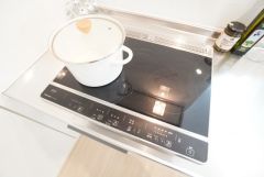 お手入れのしやすいIHクッキングヒーターです。3口コンロなので、効率よくお料理が楽しめます。毎日のお料理も楽しくなりますね＾＾