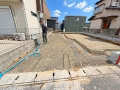 駐車スペースはゆとりある2台分を確保。マイカー用に、お客さま用に、余裕を持ってご利用いただけます。