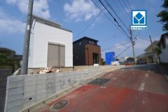 前面道路は南西側約4.25ｍの公道に面しています。