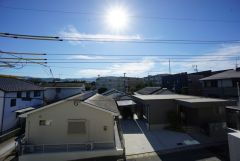 目の前に日差しを遮る建物がないので、日当たり＆風通し良好です＾＾心地よい自然の光や風を感じることができ、ほどよく開放感のある空間がつくれます。