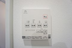 浴室暖房乾燥機には、暖房、乾燥、涼風、換気の4つの機能が付いています。タイマー付きです。換気・雨の日の洗濯も安心です＾＾