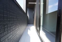 バルコニーは日当たり良好です。お洗濯物も気持ちよく干せそうです。日光浴をしたり、星を眺めたりも良いですね^^