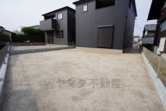 お庭付き＾＾日光浴やガーデニングはもちろん、お子さまの外遊びの場としても＾＾リビングから様子が見守れるので安心です＾＾