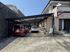 カーポート2台分＾＾その他にも駐車スペースあり＾＾マイカー用に、お客さま用に、余裕を持ってご利用いただけます。 