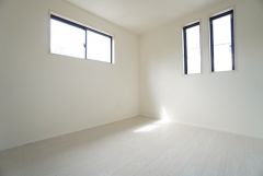 2面採光を確保した明るい室内は、風通しも良く、大変居心地の良い空間となっております。日当たりがよく、子供部屋としての利用もおすすめ。