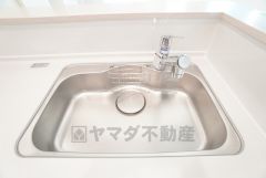 大きなお鍋も楽々洗える幅の広いシンクです＾＾ステンレスシンクなので簡単にお掃除できますよ。洗剤やスポンジもすっきりできる収納付き。