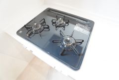 同時にたくさんの料理が調理できる3口コンロ。長時間熱を通しておきたい煮込み料理を作りながら、炒め物など同時進行で進められます。
