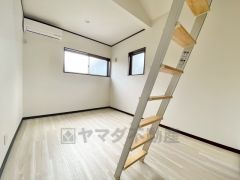 6帖。別角度。2面採光を確保した明るい室内は、風通しも良く、大変居心地の良い空間となっております。