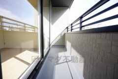 陽当たりの良いバルコニーです。天気のいい日にはお布団もまとめて干せそうですね＾＾