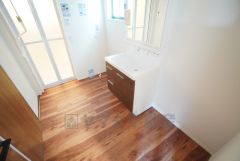 三面鏡裏収納付き洗面化粧台です＾＾ 歯磨きセットやスキンケア用品などの収納に便利ですね。 生活感も隠すことができ、来客時にも安心です。