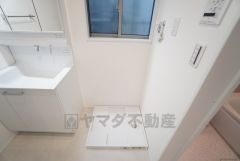 ランドリースペース上部には窓も付いており換気に便利です＾＾