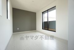7.1帖。主寝室としてお使いいただけそうなこちらのお部屋は、日当たりが良く、爽やかな風を感じて起きる朝は、快適生活の始まりに。シックなカラーのアクセントクロスで落ち着いた空間＾＾ 