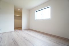 主寝室としてお使いいただけそうなこちらのお部屋は、日当たりが良く、爽やかな風を感じて起きる朝は、快適生活の始まりに。