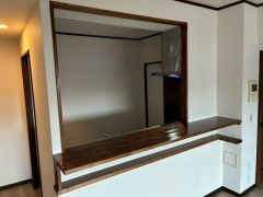 キッチン前方にはカウンター付き＾＾ 作業スペースが広がるのが嬉しいポイントです。料理の配膳・後片付けが楽になり、家事効率も上がりますね＾＾ 