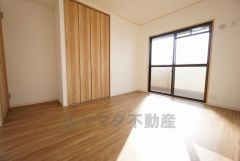 バルコニーに面した洋室です。日当たりがよく、寝室としての利用もおすすめです＾＾クローゼット付きなので、すっきりと整理整頓でき気持ちよく過ごせますね＾＾