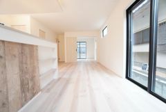 大きな掃き出し窓のあるリビングは、陽光あふれる明るい空間です。ゆったりと寛げる憩いの場となりそうです。