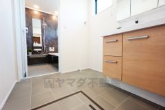 ゆとりのある広さの洗面脱衣室。