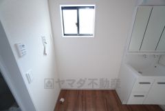 ランドリースペース上部には窓も付いており換気に便利です＾＾