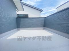 陽当たりの良い、幅広のバルコニーです。お洗濯やお布団干しはもちろん、日光浴スペースにも＾＾足元は防水工事施工済です。