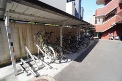 屋根付き駐輪場なので、雨の日も自転車を安心して保管できます。通勤・通学に自転車を使う方にも便利です＾＾