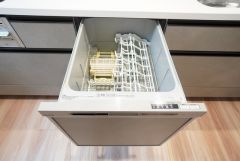 炊事時間を大幅に短縮できる食器洗浄乾燥機付き＾＾食器を洗う手間が減るので家族とのコミュニケーションの時間や自分の時間が増えますね。