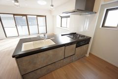 収納も、作業スペースも広々と設けられた使いやすいシステムキッチンです＾＾カウンターキッチンなので、ご家族と会話をしながら楽しくお料理ができます＾＾