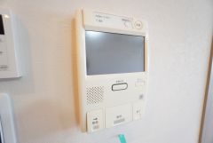 防犯はもちろん、セールスマン対策にもなるモニター付きインターホンです。お子さん1人での留守番時にも活躍しそうです。