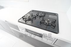 3種類の料理が同時に調理できる、3口ガスコンロ。忙しい夕食の支度時間が短縮できて効率よくお料理が楽しめます。