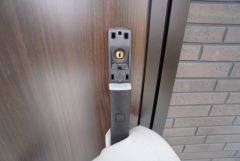 万が一落としてしまっても町の鍵屋さんなどでは簡単に合鍵を作ることができないので、防犯性が高く安心です。