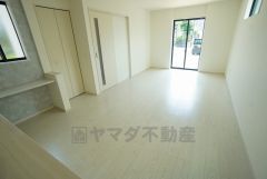 リビングは広々とした設計で、家族が集い、寛ぐ暮らしの空間を演出しています。