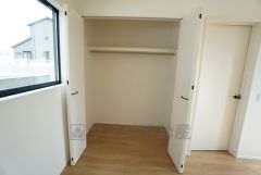 収納棚などで部屋が狭くなる心配もいりませんね。