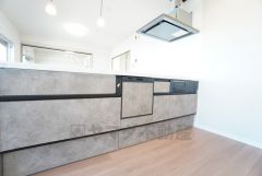 対面式キッチンなのでリビングにいるご家族とコミュニケーションを取りながら洗い物や、お料理が楽しめそうですね＾＾