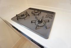 3種類の料理が同時に調理できる、3口ガスコンロ。忙しい夕食の支度時間が短縮できて効率よくお料理が楽しめます。