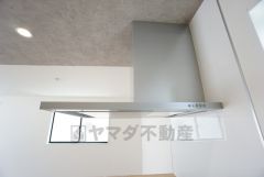 お手入れが簡単なスリム型レンジフードです。調理により発生する油煙や臭いを吸い込み、屋外へ排気してくれます。