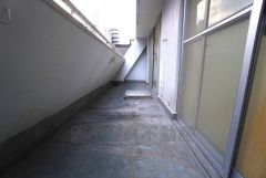 南東面の日当たりの良いインナーバルコニーです。お洗濯やお布団干しはもちろん、日光浴スペースにも＾＾屋根があるため天候に左右されにくいことでしょう。