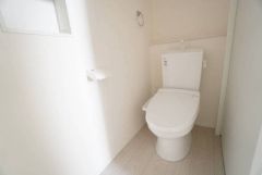温水洗浄機付トイレです。節水機能もあるので、安心して使えますね。すっきりした見た目で、トイレ奥の掃除もしやすいです＾＾