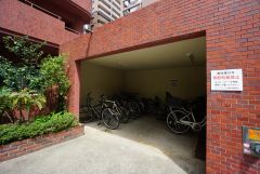 屋根付き駐輪場完備。清掃と管理により、常に清潔で安全な環境を維持しています。