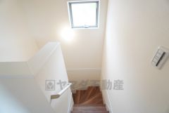 お子様も高齢の方も安心して上り下りができる手摺がついた安心設計です。