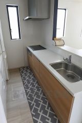 対面式キッチンなのでリビングにいるご家族とコミュニケーションを取りながら洗い物や、お料理が楽しめそうですね＾＾ 