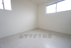 5.2帖。2面採光を確保した明るい室内は、風通しも良く、大変居心地の良い空間となっております。日当たりがよく、子供部屋としての利用もおすすめ。