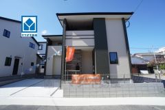 4LDK。シューズクローク、ウォークインクローゼット、洗面室収納、パントリーなど収納充実の間取り＾＾西鉄バス「皿山四丁目」歩2分。大橋・天神・博多行きが数分おきに停車＾＾