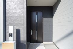 玄関には屋根があるので雨の日も安心してカバンの中から鍵が探せますね＾＾