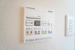 雨の日の洗濯も安心できる浴室暖房乾燥機付き浴室。リモコンで操作もボタン1つで簡単。