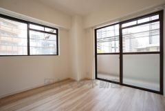 5帖。2面採光を確保した明るい室内は、風通しも良く、大変居心地の良い空間となっております。日当たりがよく、子供部屋としての利用もおすすめ。 