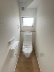 1階2階の2ヶ所にトイレがありますので、忙しい朝にも家族に気を使わず、ゆとりが生まれますね＾＾ 小窓付きで換気する時に便利です＾＾