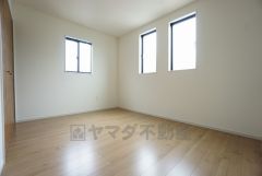 2面採光を確保した明るい室内は、風通しも良く、大変居心地の良い空間となっております。